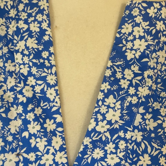 Tuckernuck Blue Ditzy Blooms on Broad flutter sleeve pullover top - Picture 4 of 9